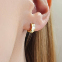 Load image into Gallery viewer, Everyday Dainty Huggies
