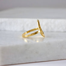 Load image into Gallery viewer, Mesa Blue - Lucky Horseshoe Ring : Yellow Gold / US 8
