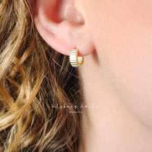 Load image into Gallery viewer, Everyday Dainty Huggies
