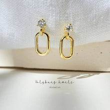 Load image into Gallery viewer, Oval Linked Earrings
