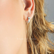 Load image into Gallery viewer, Everyday Dainty Huggies
