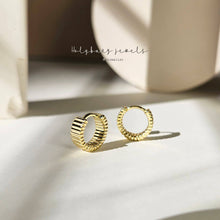 Load image into Gallery viewer, Everyday Dainty Huggies
